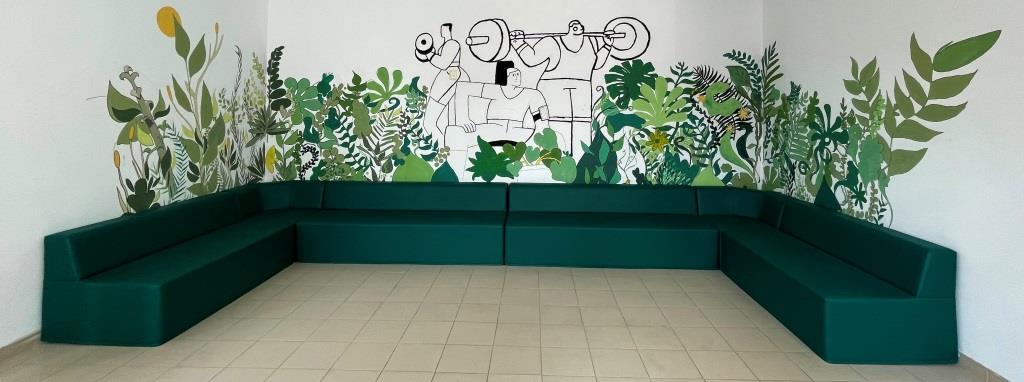 sofy siedziska piankowe na korytarzu w szkole liceum Wrocław